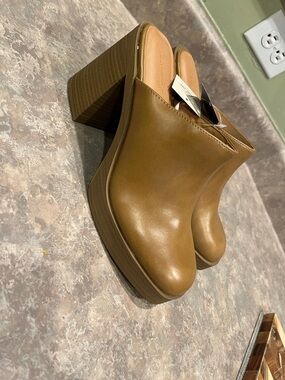 Universal Thread Tan Platform Mule Clogs